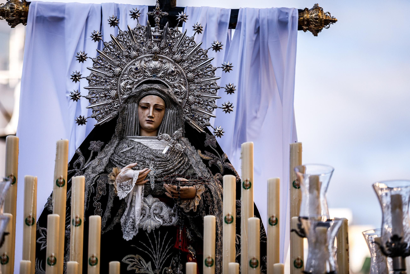 Imágenes de la salida de la Soledad en la Semana Santa de San Fernando 2025