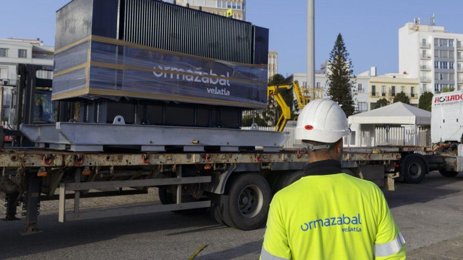 Los componentes del futuro sistema OPS se encontraba ayer ya en el puerto de Cádiz