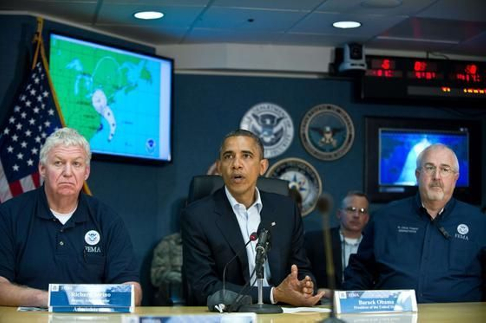 EEUU ya comienza a notar los efectos del huracán que afectará a zonas del litoral como la ciudad de Nueva York.

Foto: REUTERS / AFP