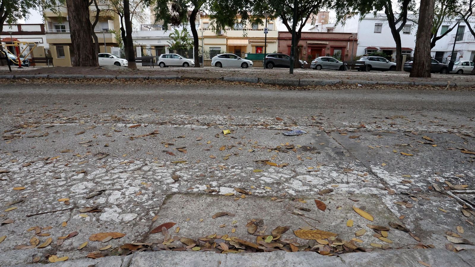 Paso de cebra prácticamente borrado en Barriada España.