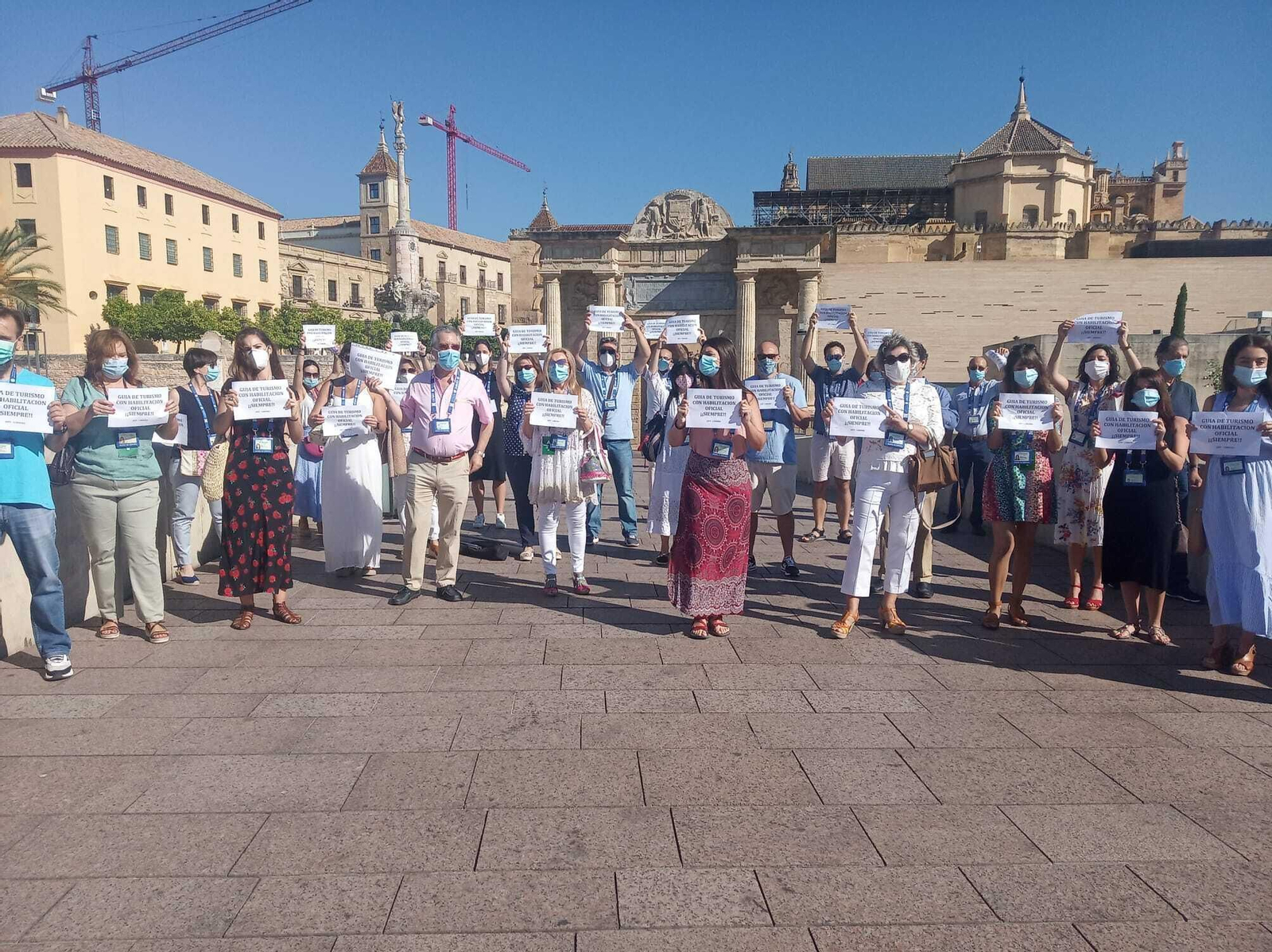 Concentración de los trabajadores del sector turístico en el Puente Romano