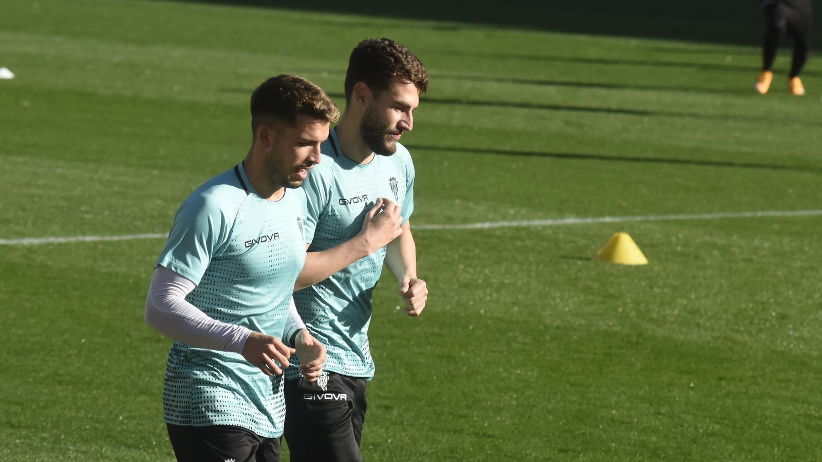 José Alonso y José Cruz se ejercitan al margen del grupo.