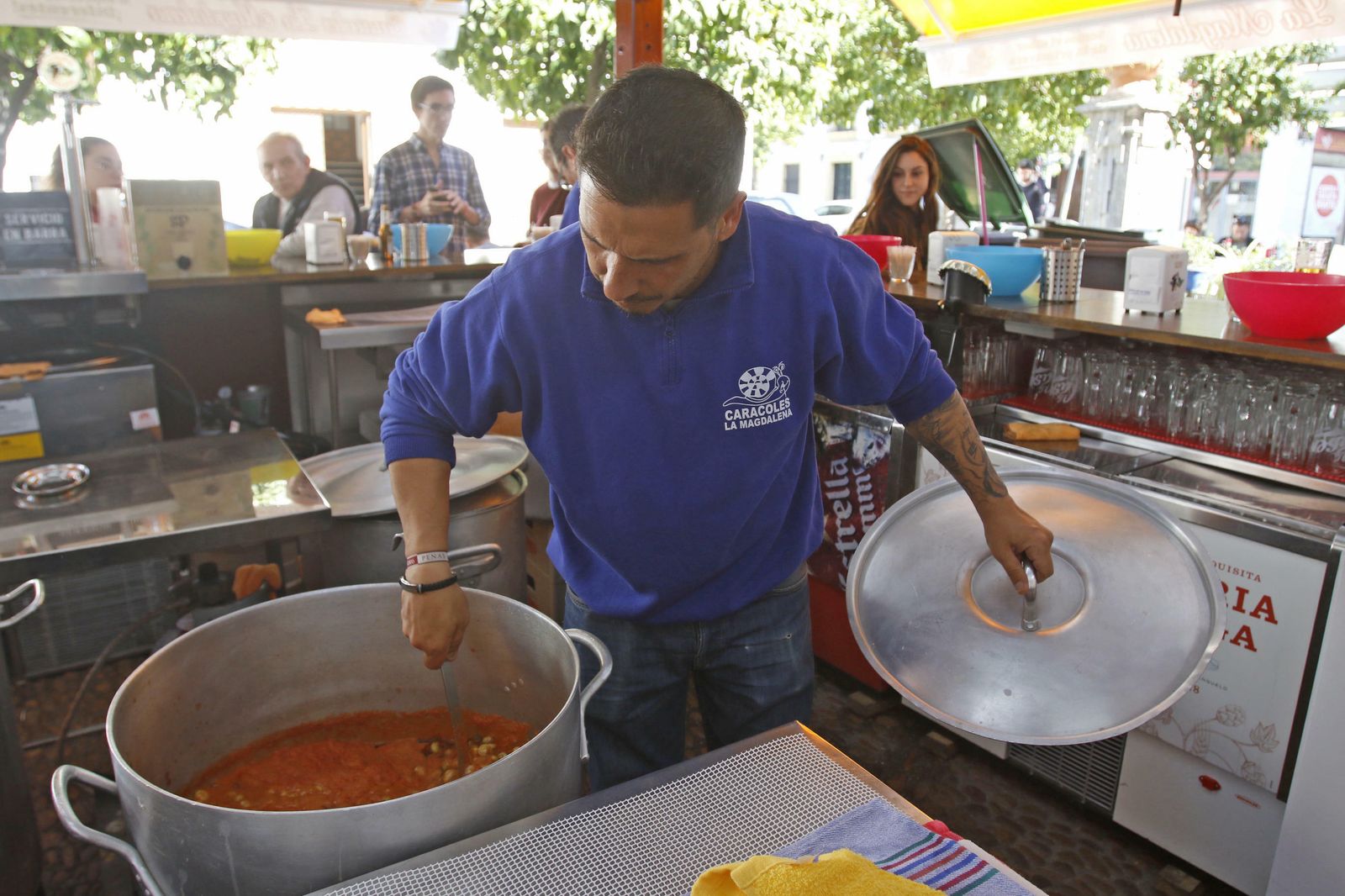 El puesto de caracoles de La Magdalena, en fotos