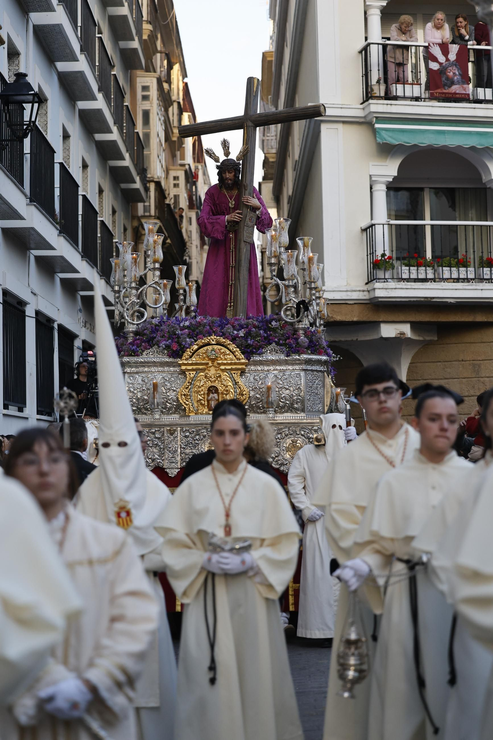 Imágenes de la salida del Nazareno de la Obediencia en la Semana Santa de Cádiz 2025