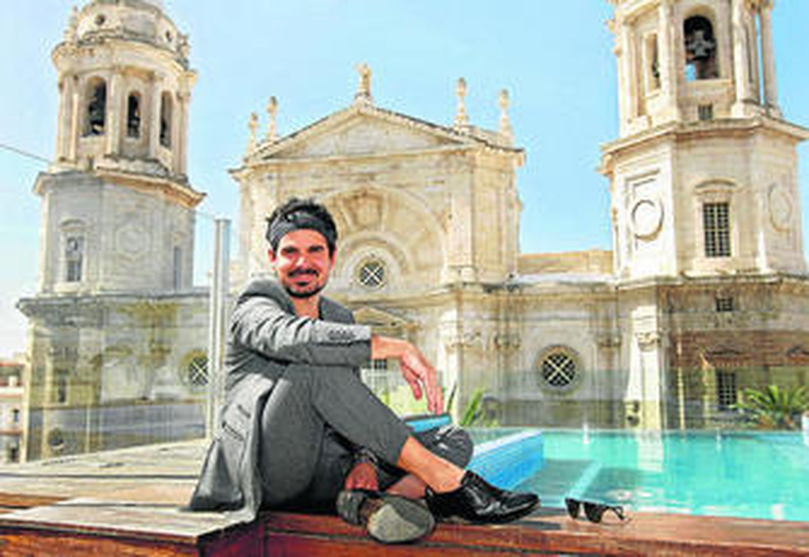 El cantante Rojas, en Cádiz ante la fachada de la Catedral.