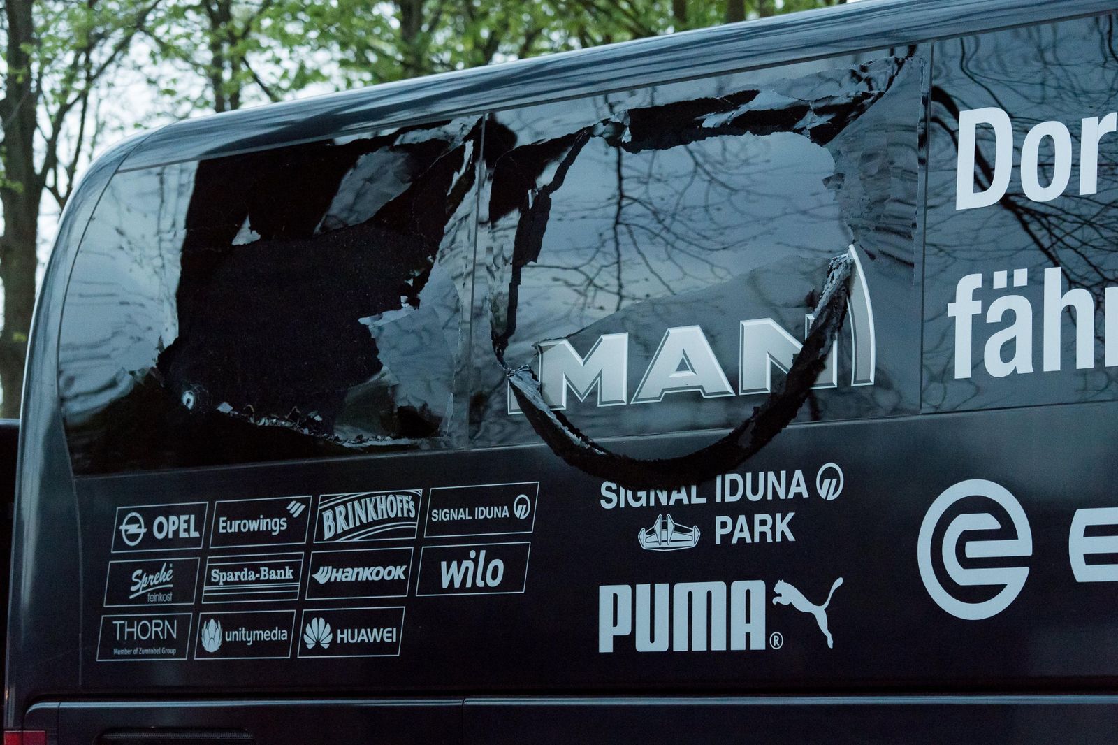 Las imágenes del autobús del Borussia-Dortmund, tras las tres explosiones.