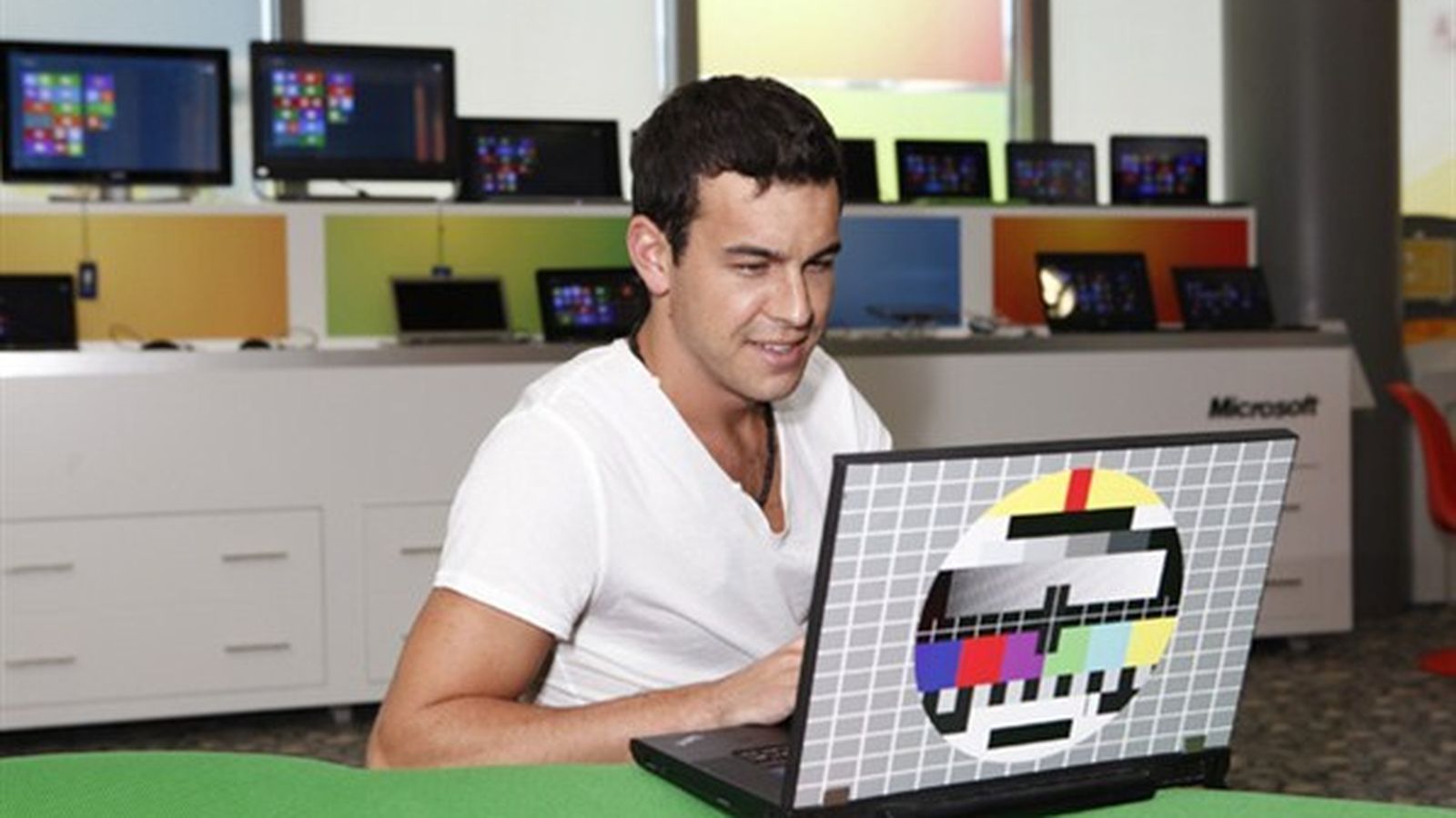 Mario Casas, frente a un ordenador.