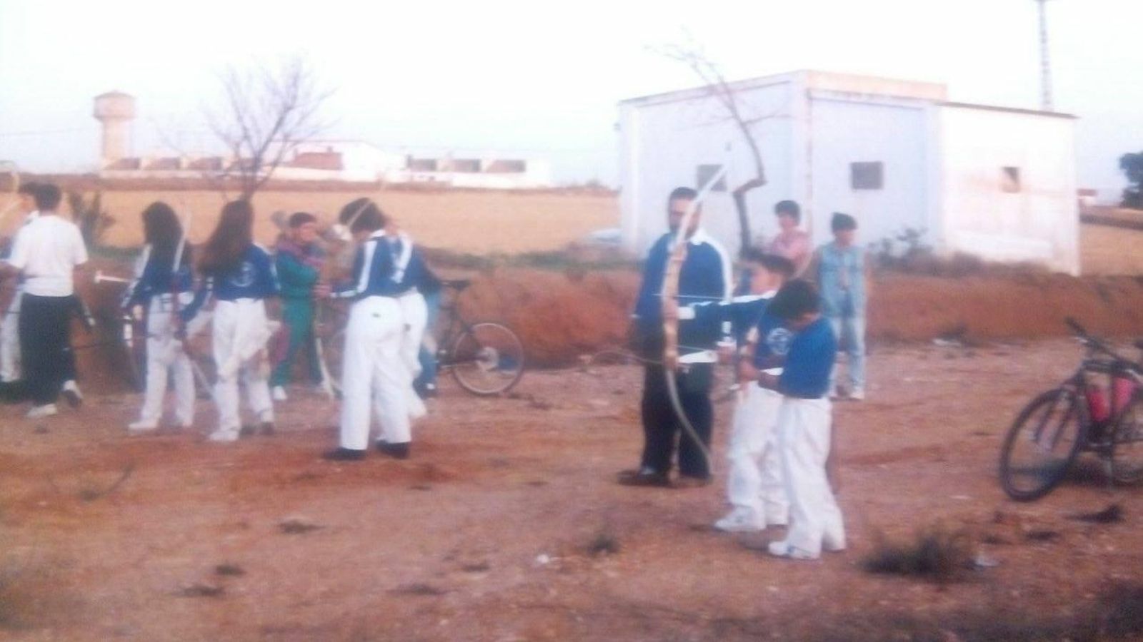 Guafi el Yanid entrenando a unos niños en Moguer, a finales de los ochenta