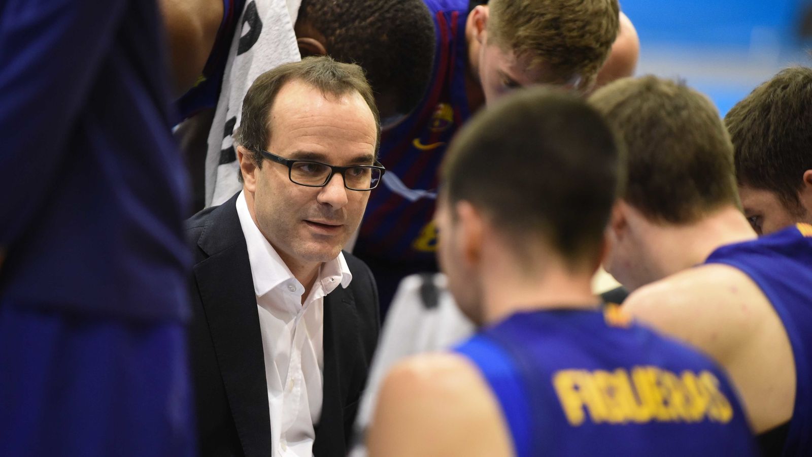 Diego Ocampo, entrenador del Barcelona B, alecciona a sus jugadores.