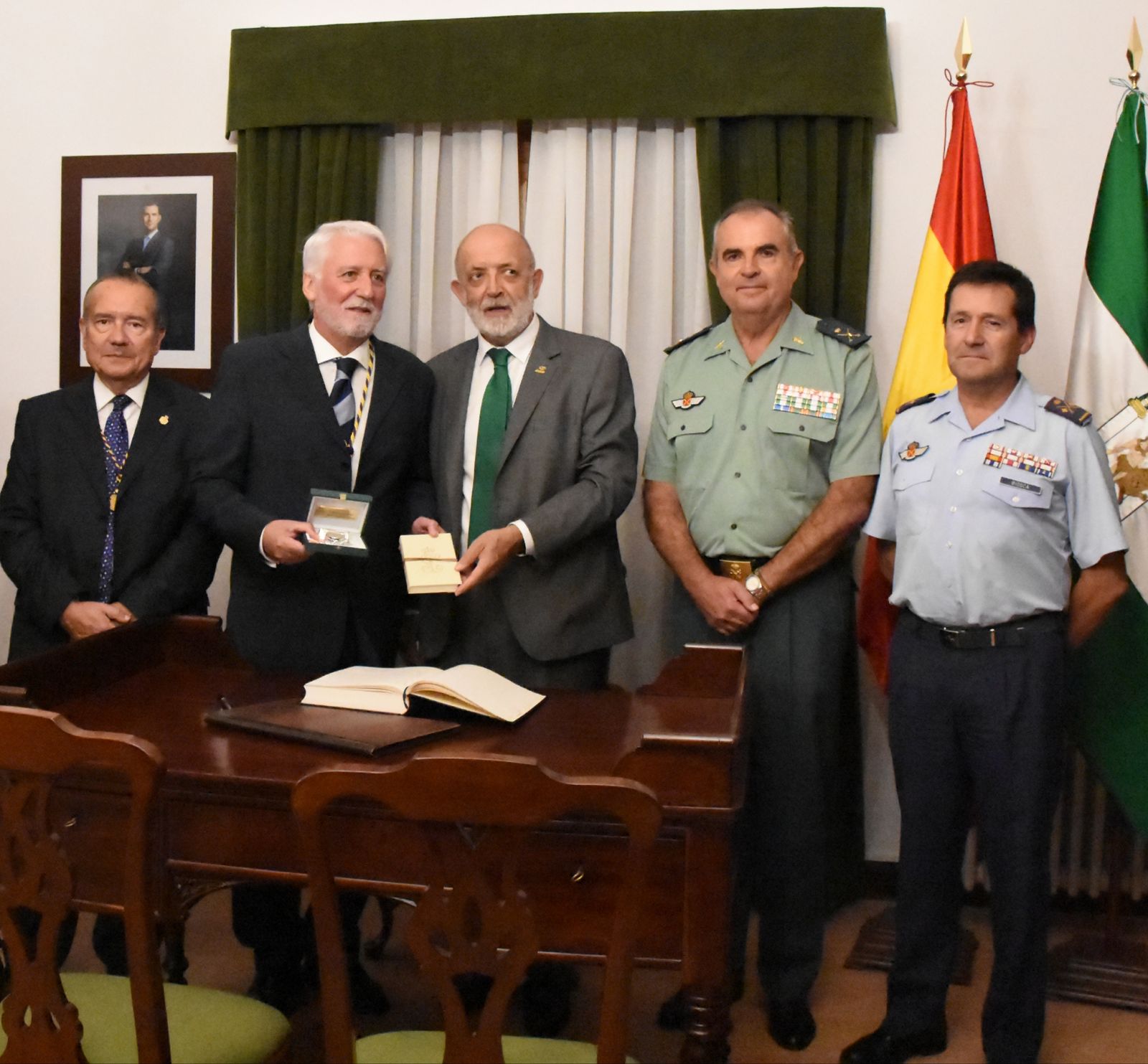 El director general de la Guardia Civil, Félix Azón, y el doctor Jesús Castiñeiras, entre otros asistentes al acto..