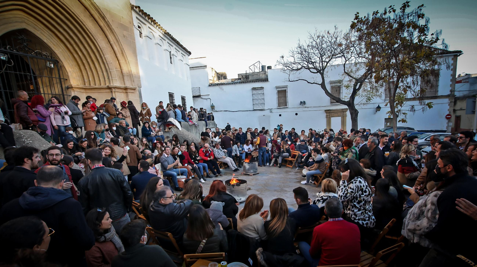 Una imagen de una zambomba en la Plaza San Lucas.