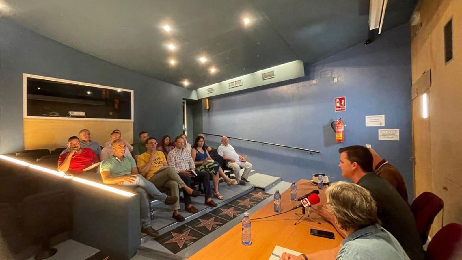 Los nueve alcaldes de la Zona Sanitaria Básica de Estepa reunidos con portavoces de Marea Blanca.