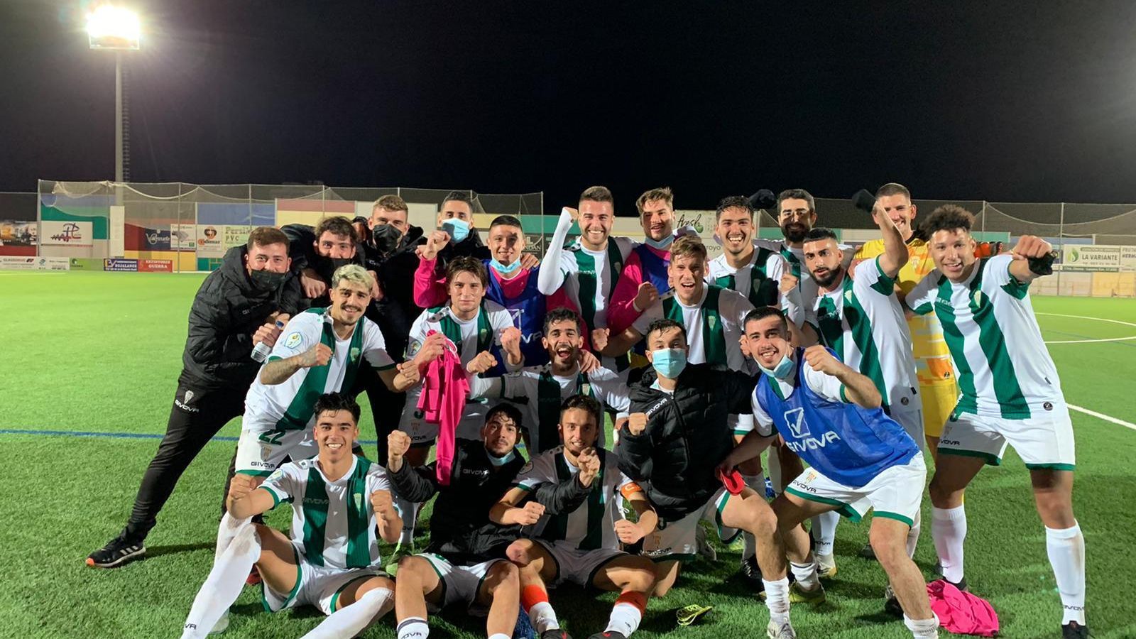 Los jugadores del Córdoba B celebran su triunfo en el Polinario.