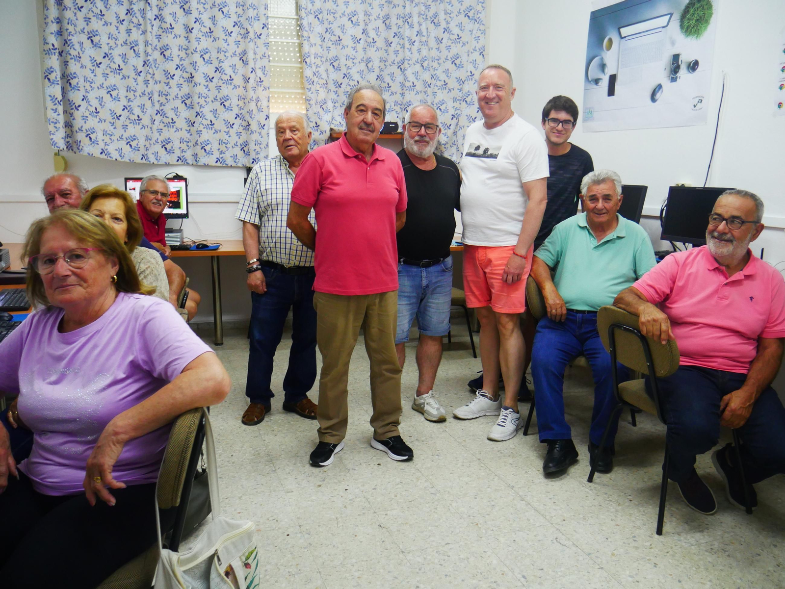 El presidente, rodeado por parte de la nueva junta directiva en una clase de informatica impartida en la sede de la Federación.