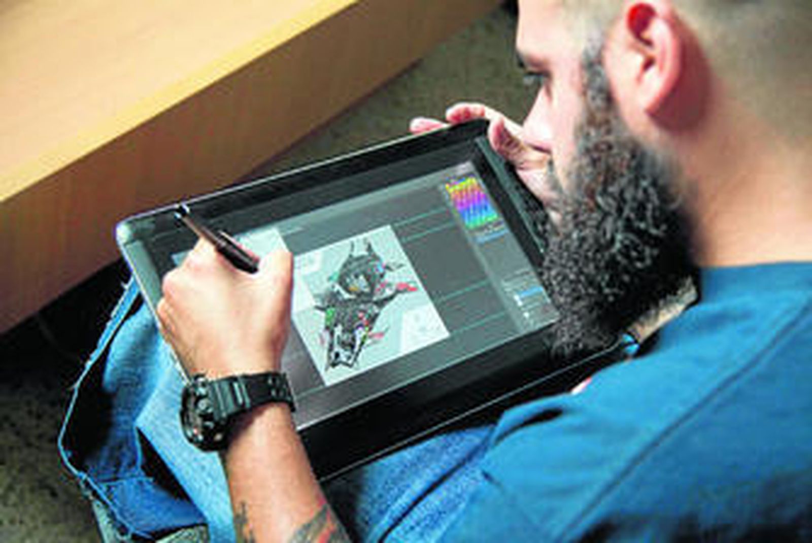 El diseñador gráfico Hugo Bermúdez trabaja en la nave espacial que ha creado para los conciertos de Skrillex.