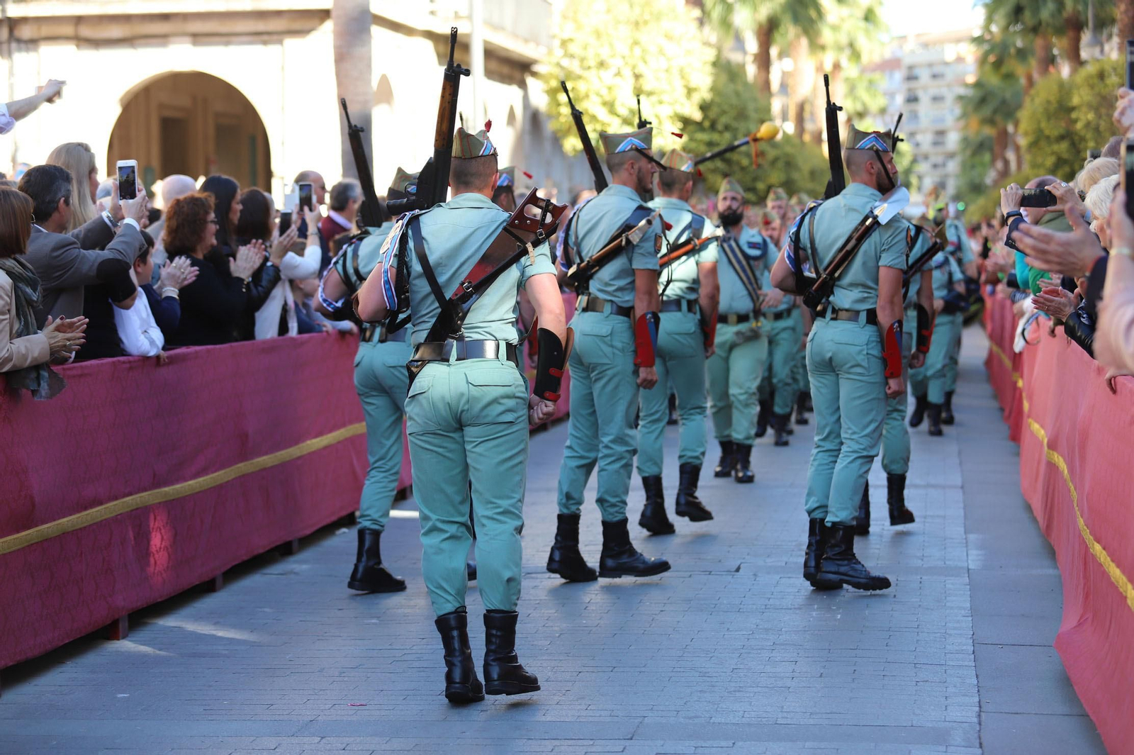 Recibimiento a la Legión en las calles del centro de Huelva