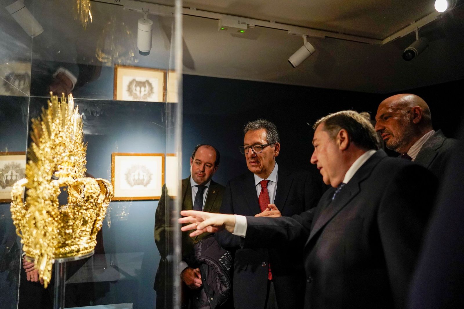 José Roda muestra a Antonio Pulido y Manuel Alés detalles de la corona de la Amargura, en presencia del hermano mayor de la corporación del Domingo de Ramos, Aníbal Tovaruela.