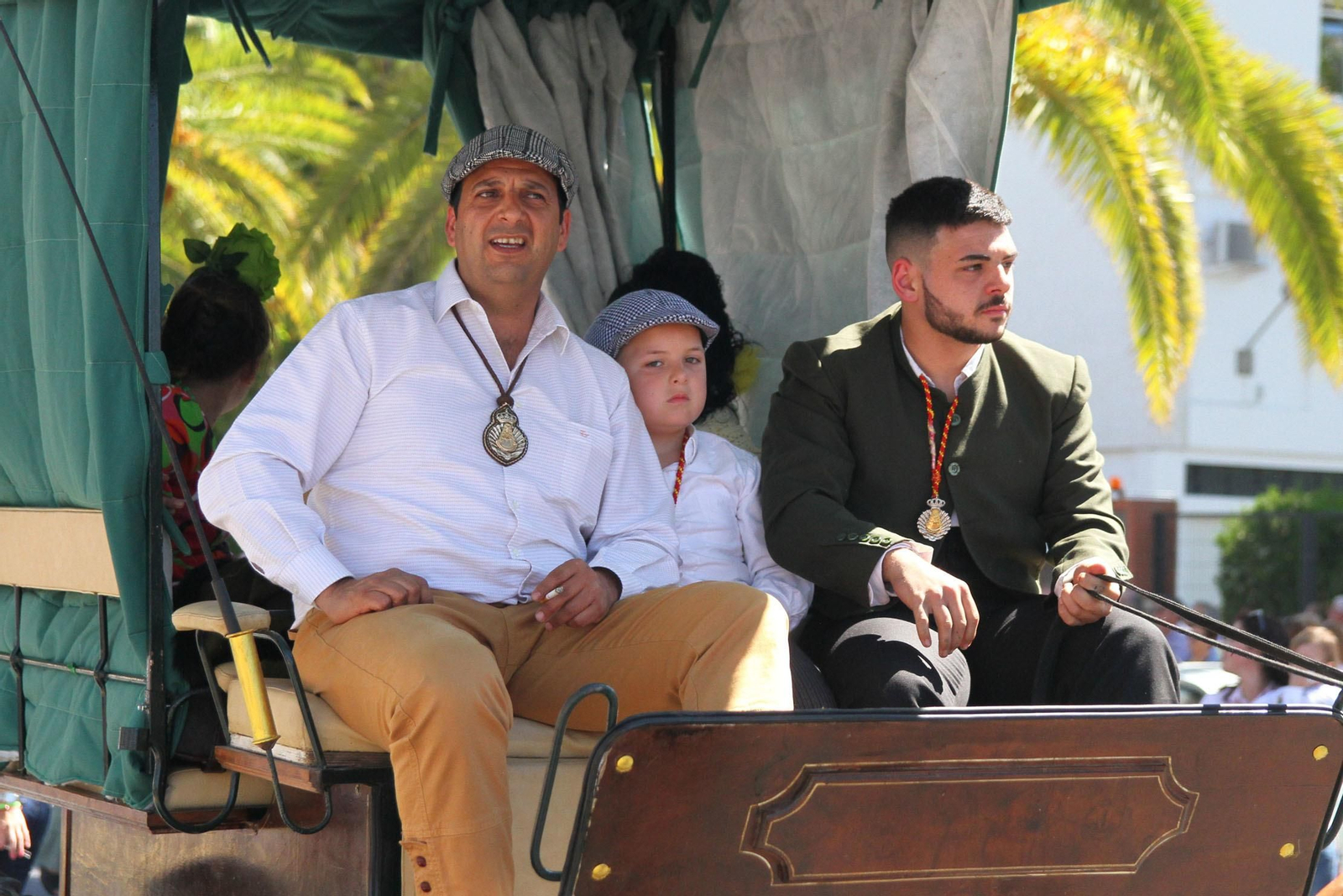 Imágenes de los caballistas, peregrinos a pie y carros de la Hdad de Emigrantes