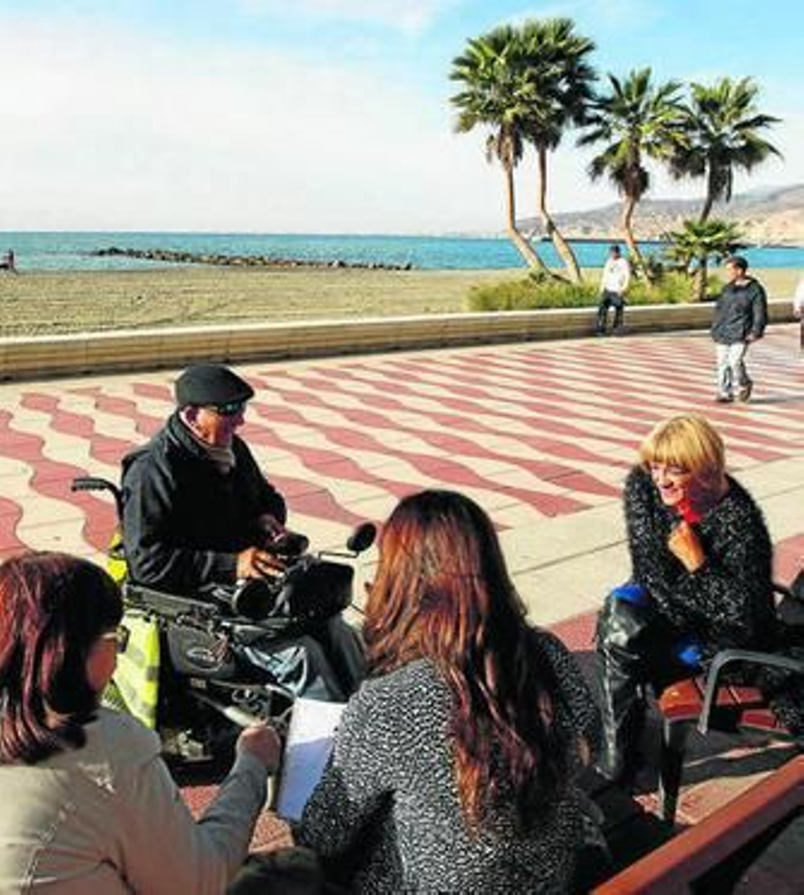 Luis y Paqui charlan con una de las técnicas de Frater.