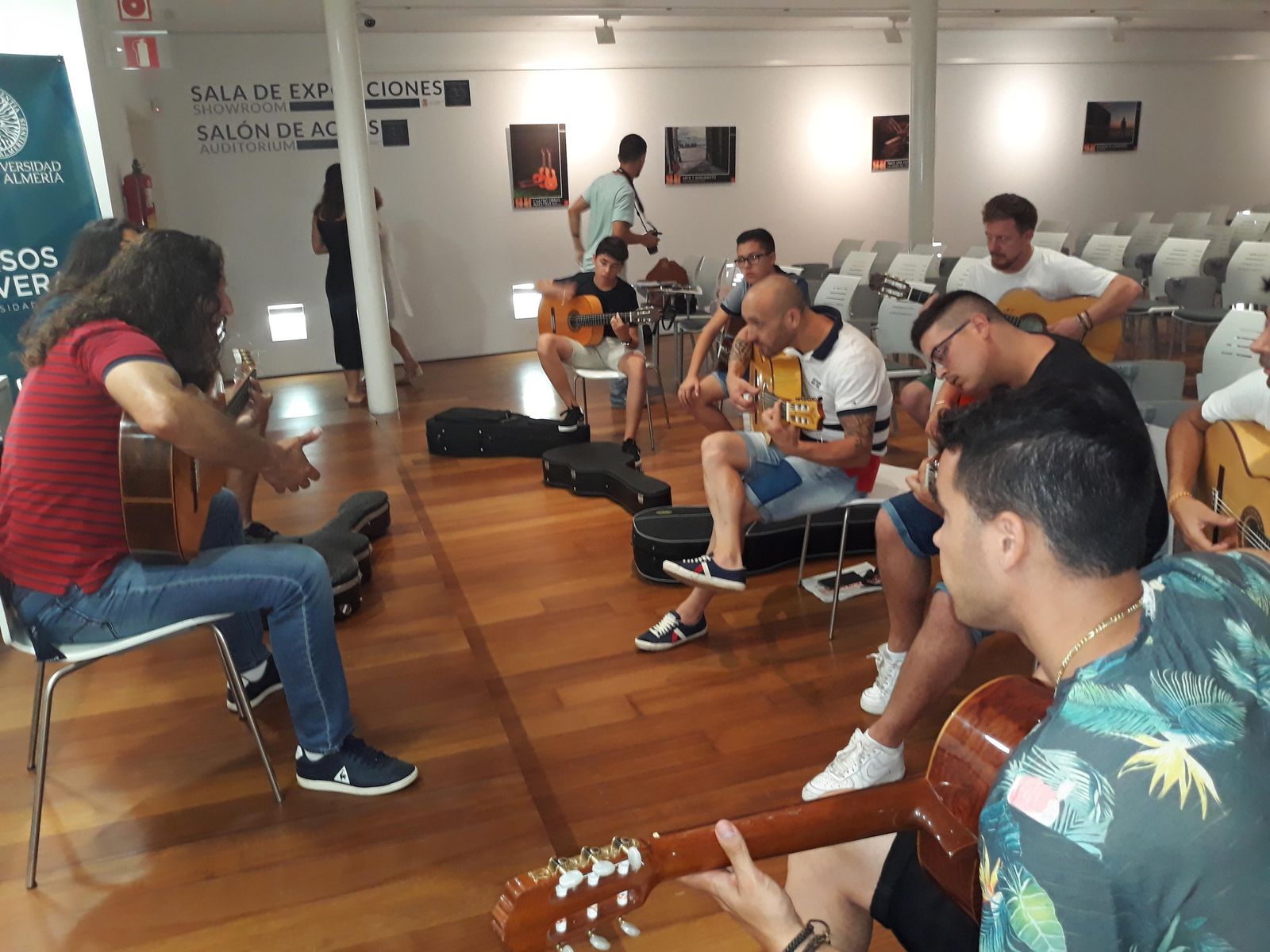 Tomatito y los alumnos en el salón de actos del 'Museo de la Guitarra'.