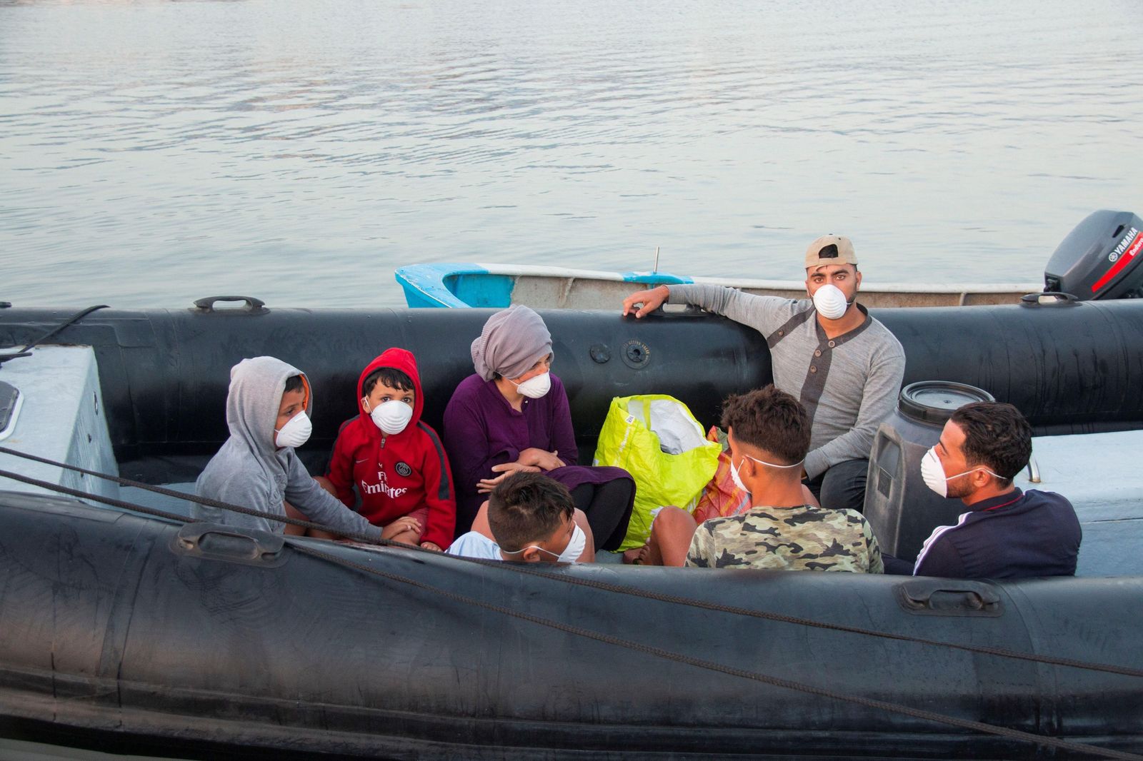 Imagen de la familia que fue localizada en una patera.