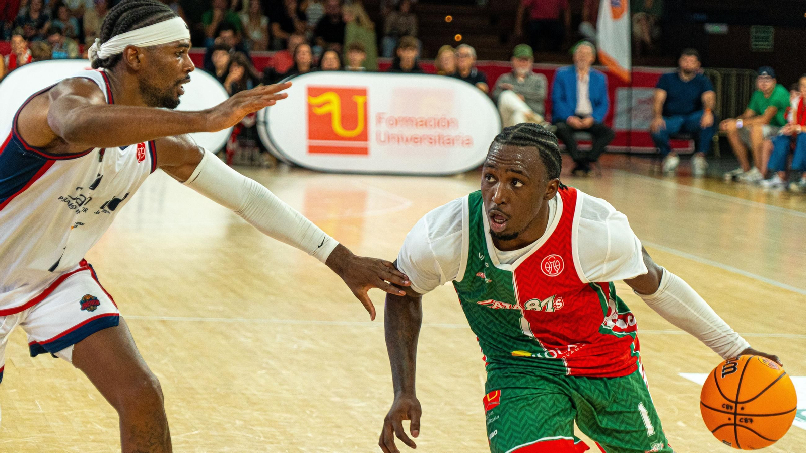 El cajista Clarke, defendido por un rival.