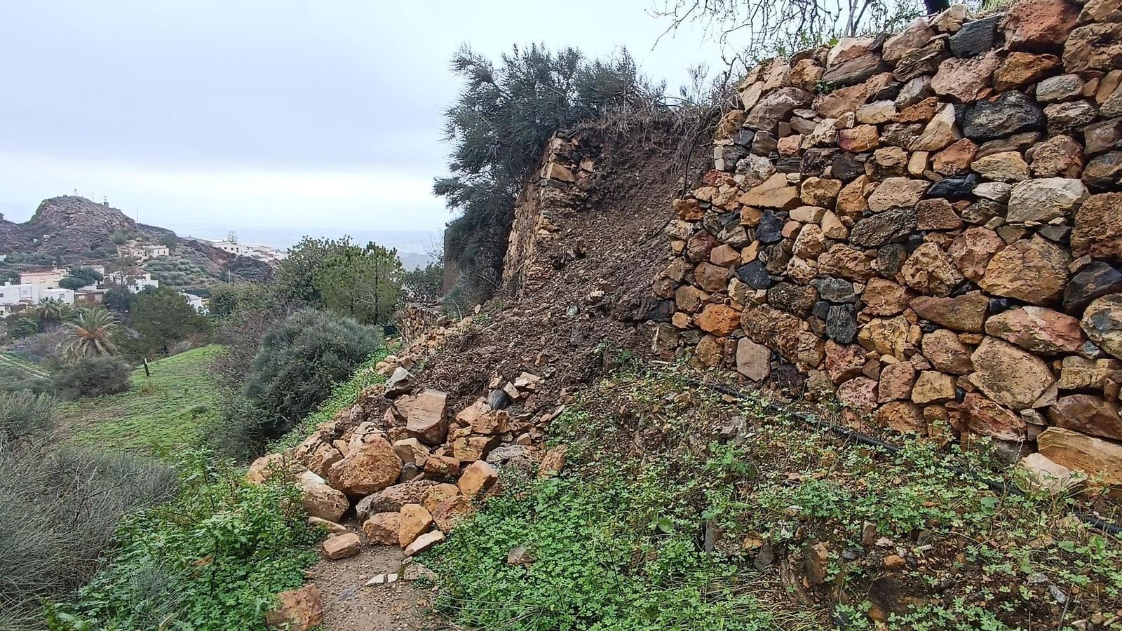 Desprendimientos provocados por las lluvias en Bédar