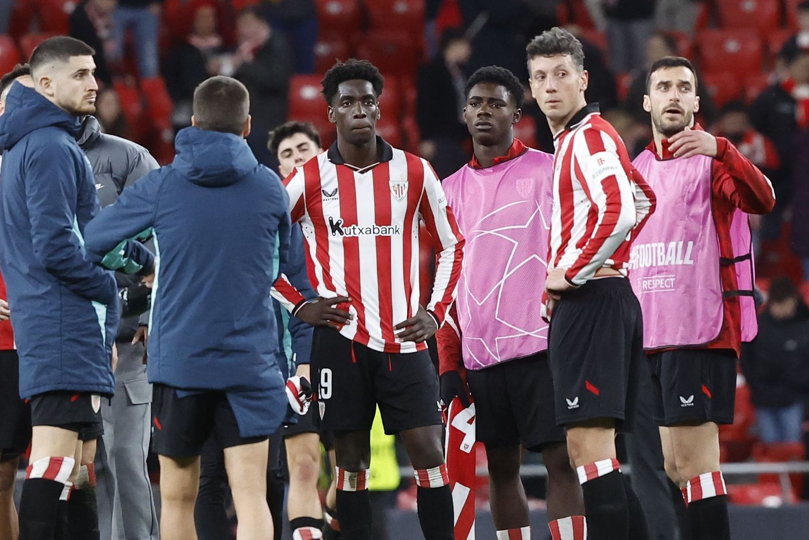 Los futbolistas del Athletic Club miran con cara de no creerse nada.