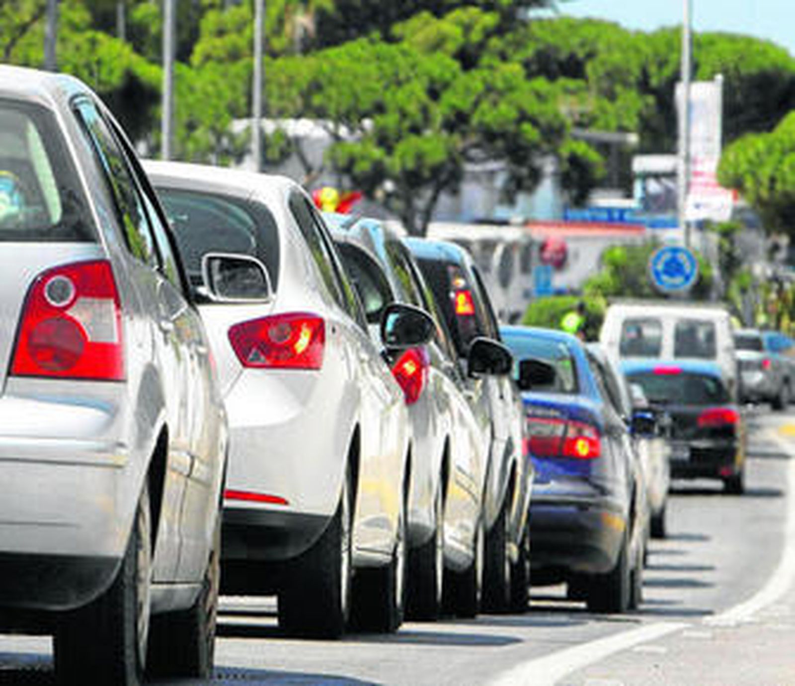 Vehículos en dirección a la playa, a la altura de la segunda pista.