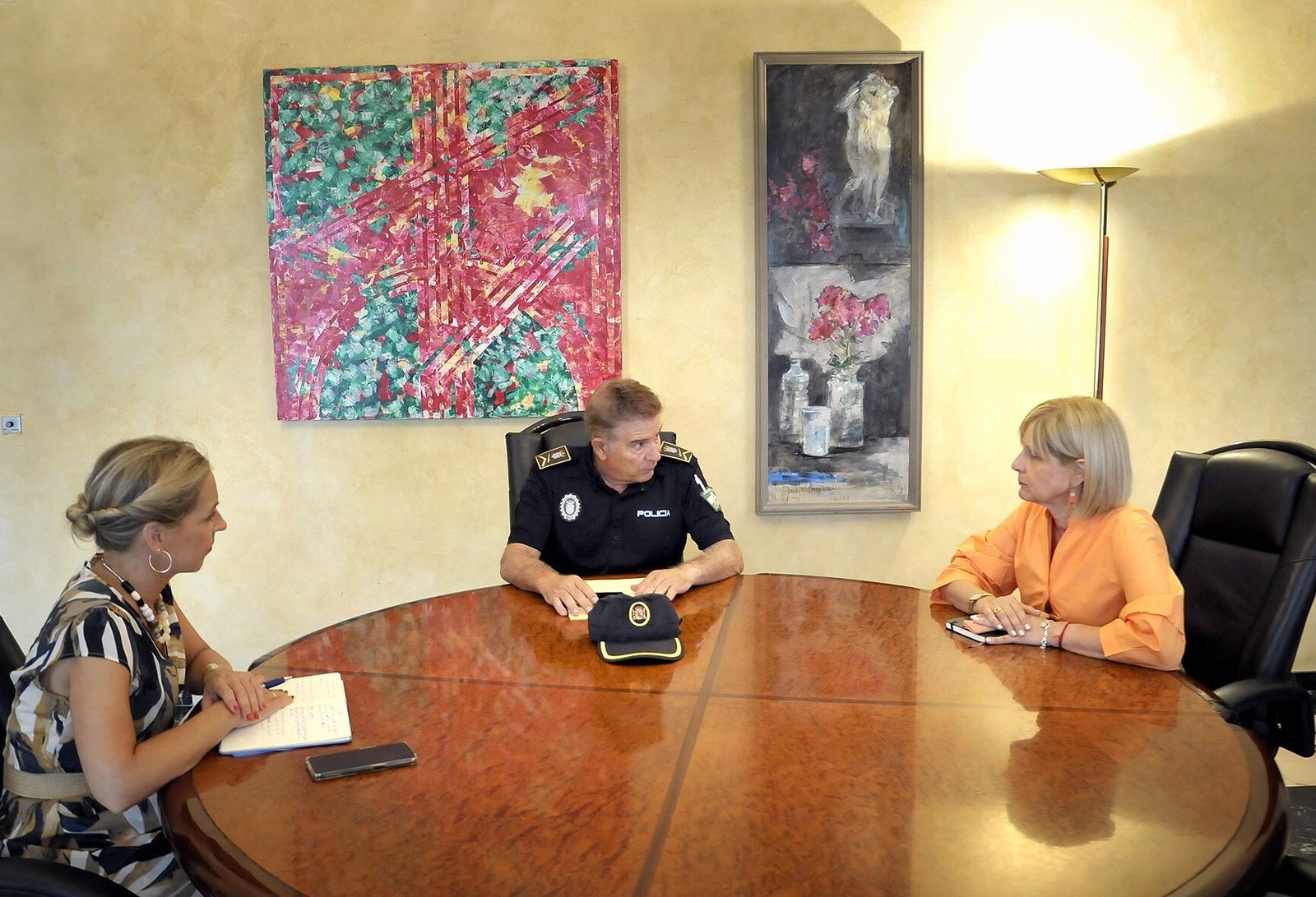 María José García-Pelayo y Almudena Martínez, con el jefe de la Policía Local de Jerez, Manuel Benítez.