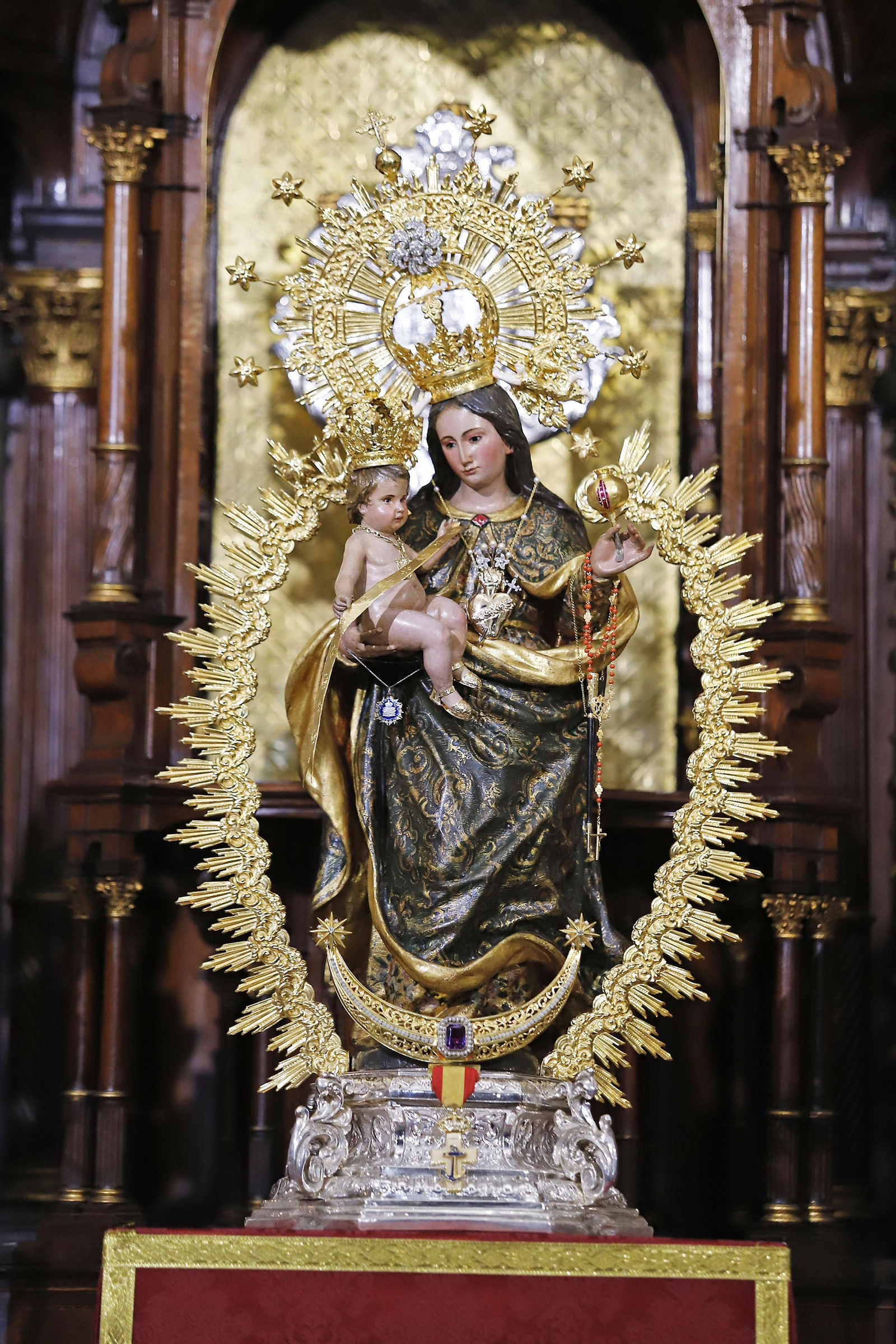 Imágenes de la Santa misa e imposición de medallas a los nuevos hermanos en la CInta