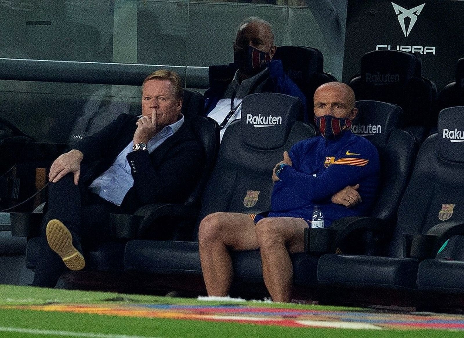 Koeman, pensativo en el banquillo