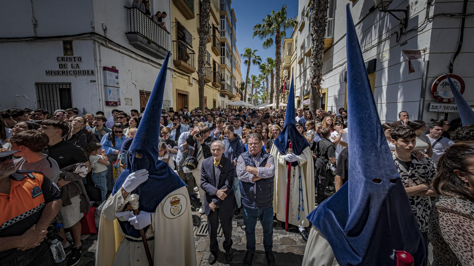 Imágenes de la salida de La Palma en la Semana Santa de Cádiz 2025