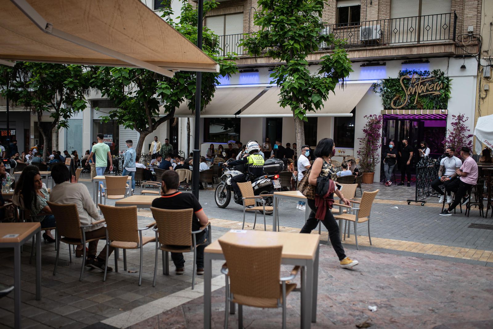 La Policía Local vela por el cumplimiento de las medidas en los negocios de hostelería de la capital onubense.