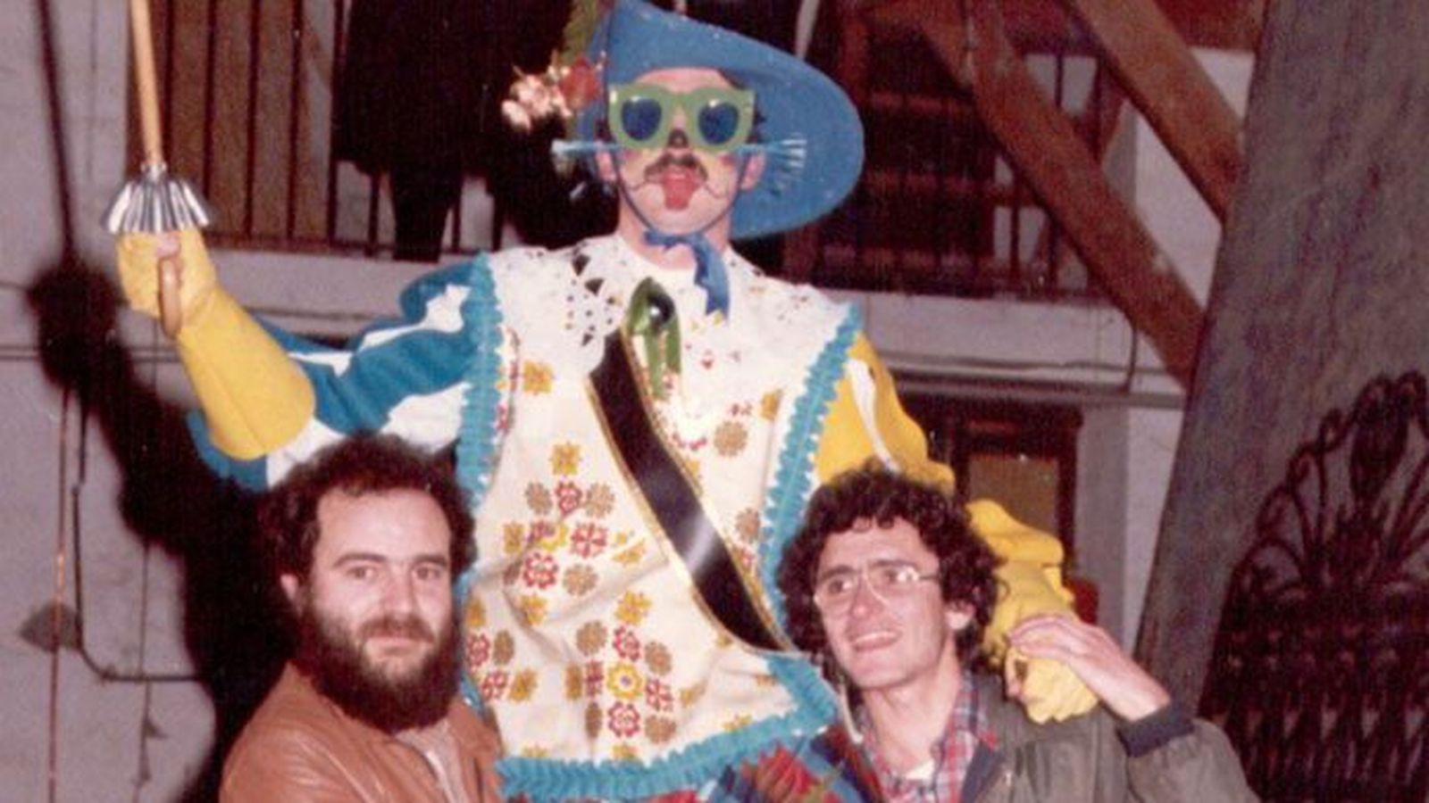 A hombros de El Gómez y Emilio Rosado en 'Los cegatos con botas' (1983).