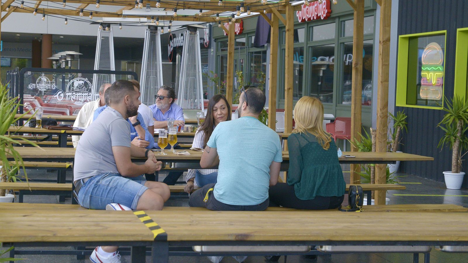 Varias personas en un velador en la Plaza Andalucía