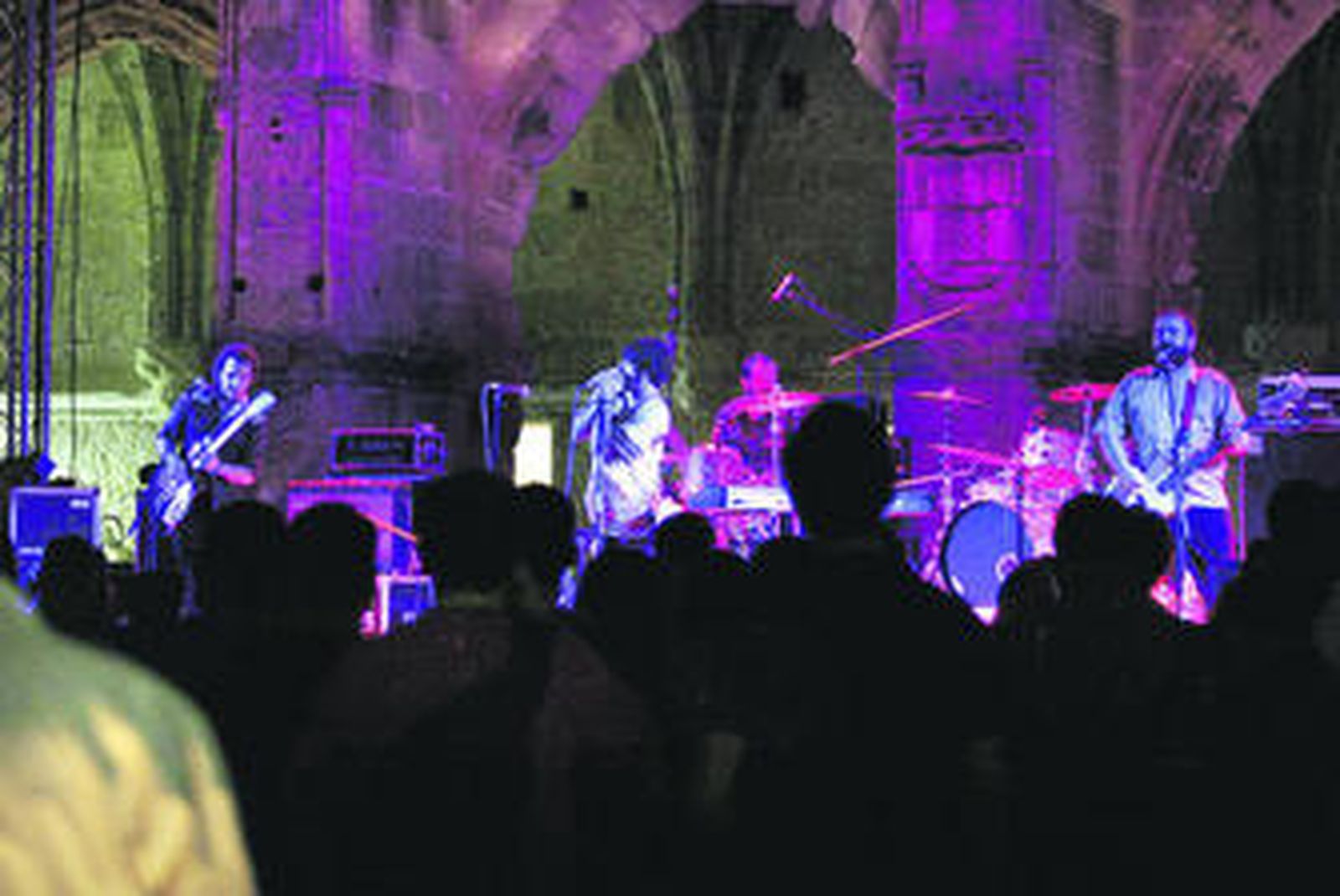 Un momento de la actuación de los catalanes Tokyo Sex Destruction, la noche del viernes en el Monasterio de la Victoria.