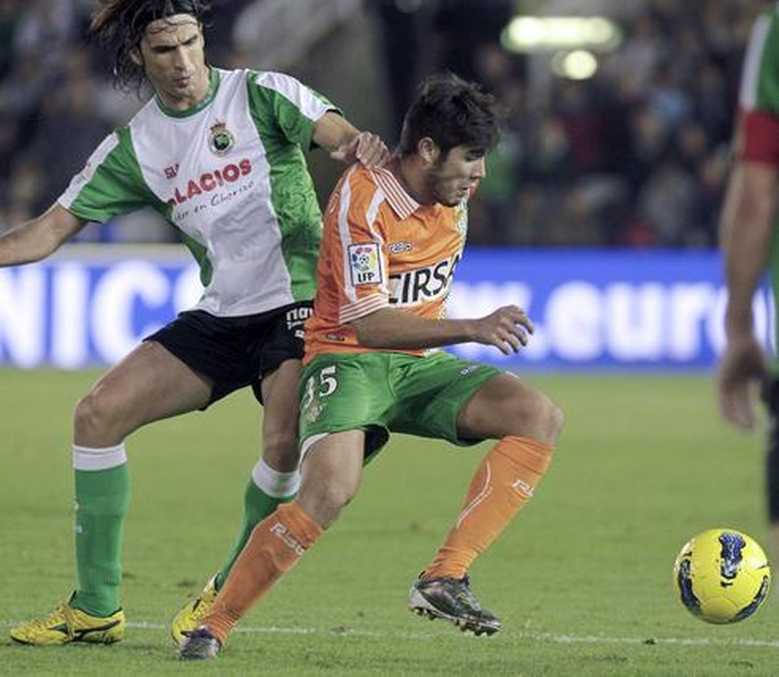 El Betis acumula su sexta derrota seguida tras caer con el Racing en Santander (1-0). / EFE