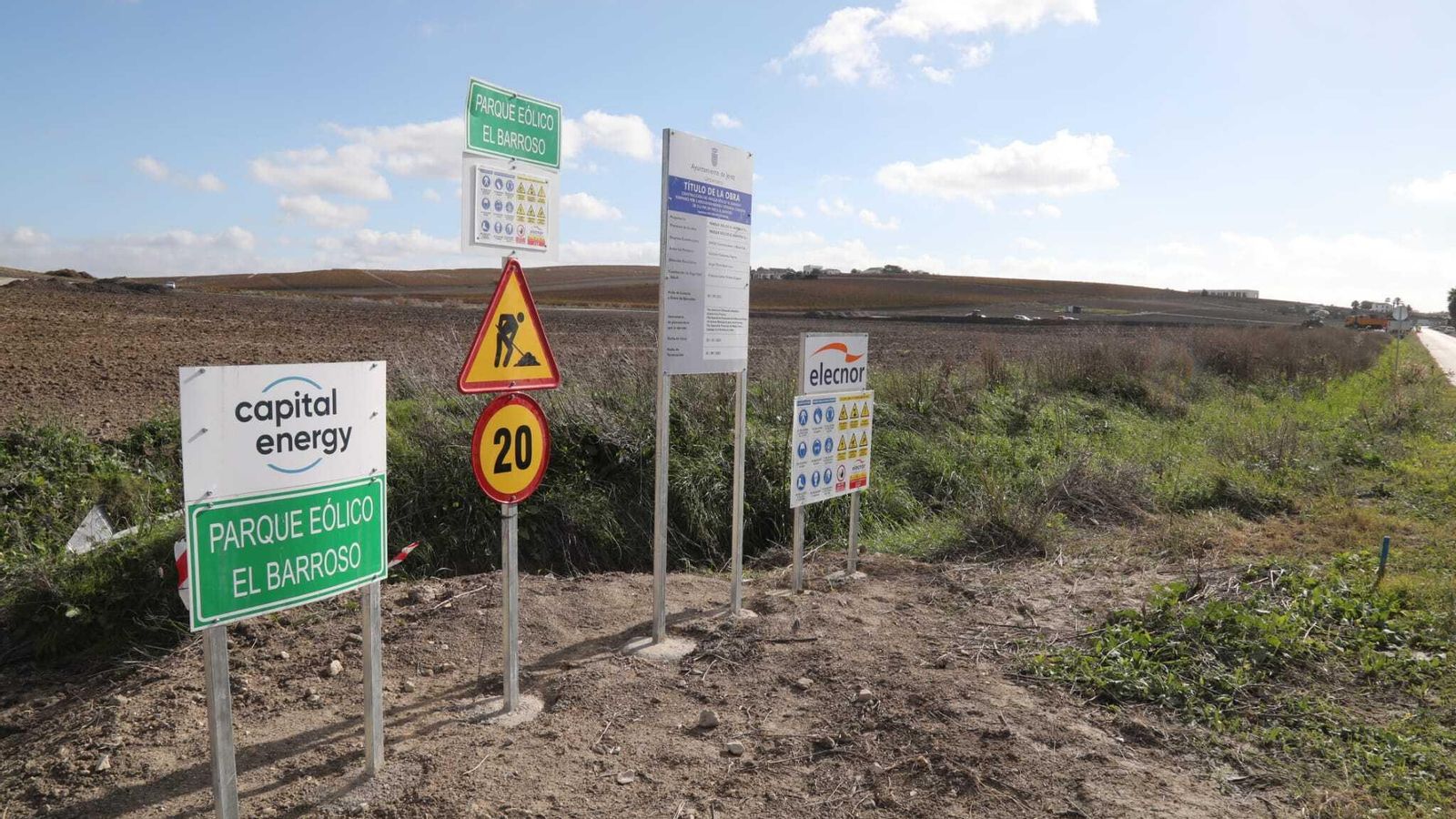 Carteles del proyecto de instalación del parque eólico El Barroso en pleno corazón de los pagos históricos de Añina y Macharnudo.