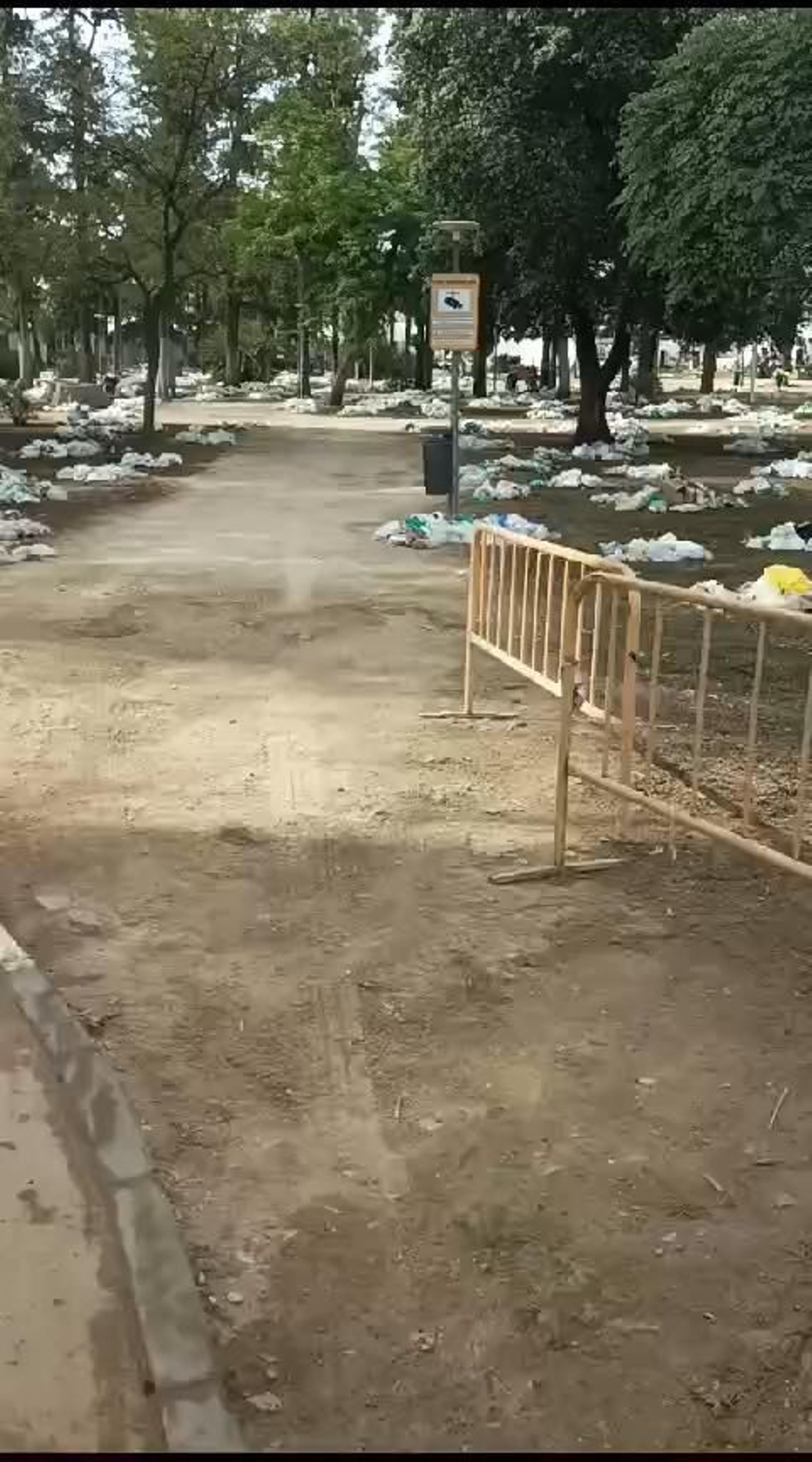 Basura en el Paseo de la Rosaleda junto a la Feria de Jerez