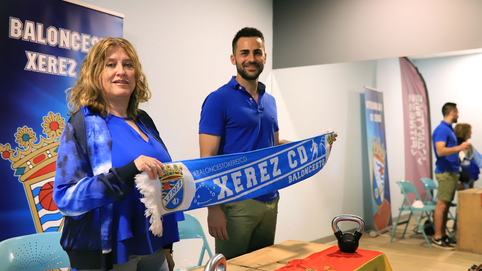 Gabo Loaiza, en su presentación como técnico azulino junto a Antonia Beltrán, presidenta del club.