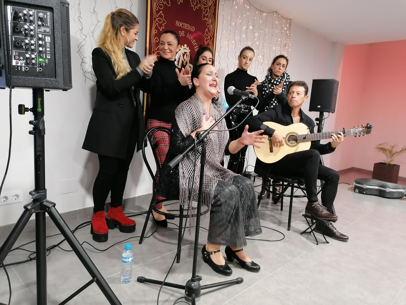 Rocío Alcalá canta por bulerías acompañada por Satorre, al toque, y su hermana Mercedes y otras familiares a las palmas en el Casino