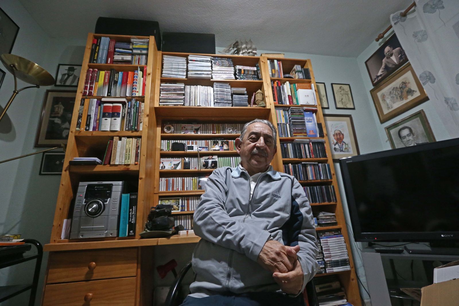 José Vargas, junto a la estantería que con cariño guarda en su casa llena de archivos flamencos.