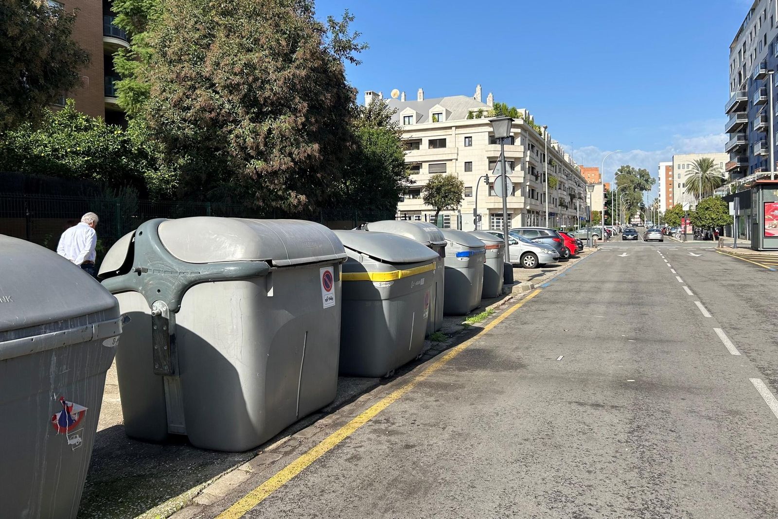 Los contenedores ubicados en la calle Tabladilla donde se han encontrado los restos falsos.