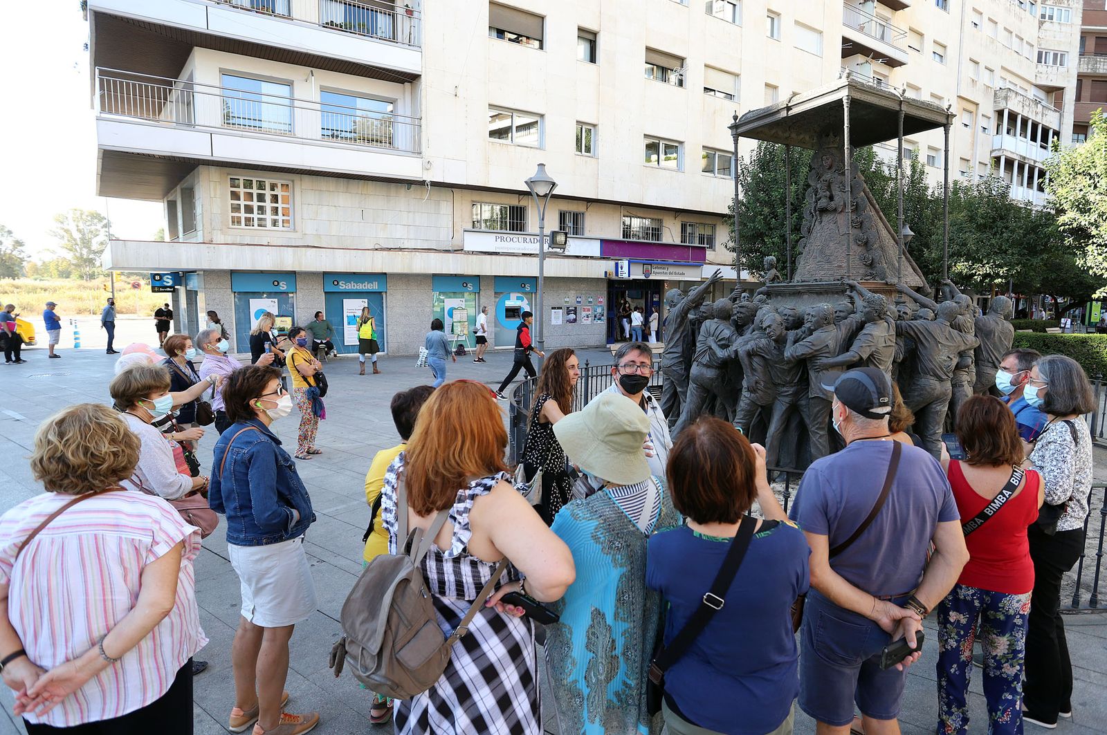 Imagen de archivo. Visitantes en el Monumento a la Virgen del Rocío.