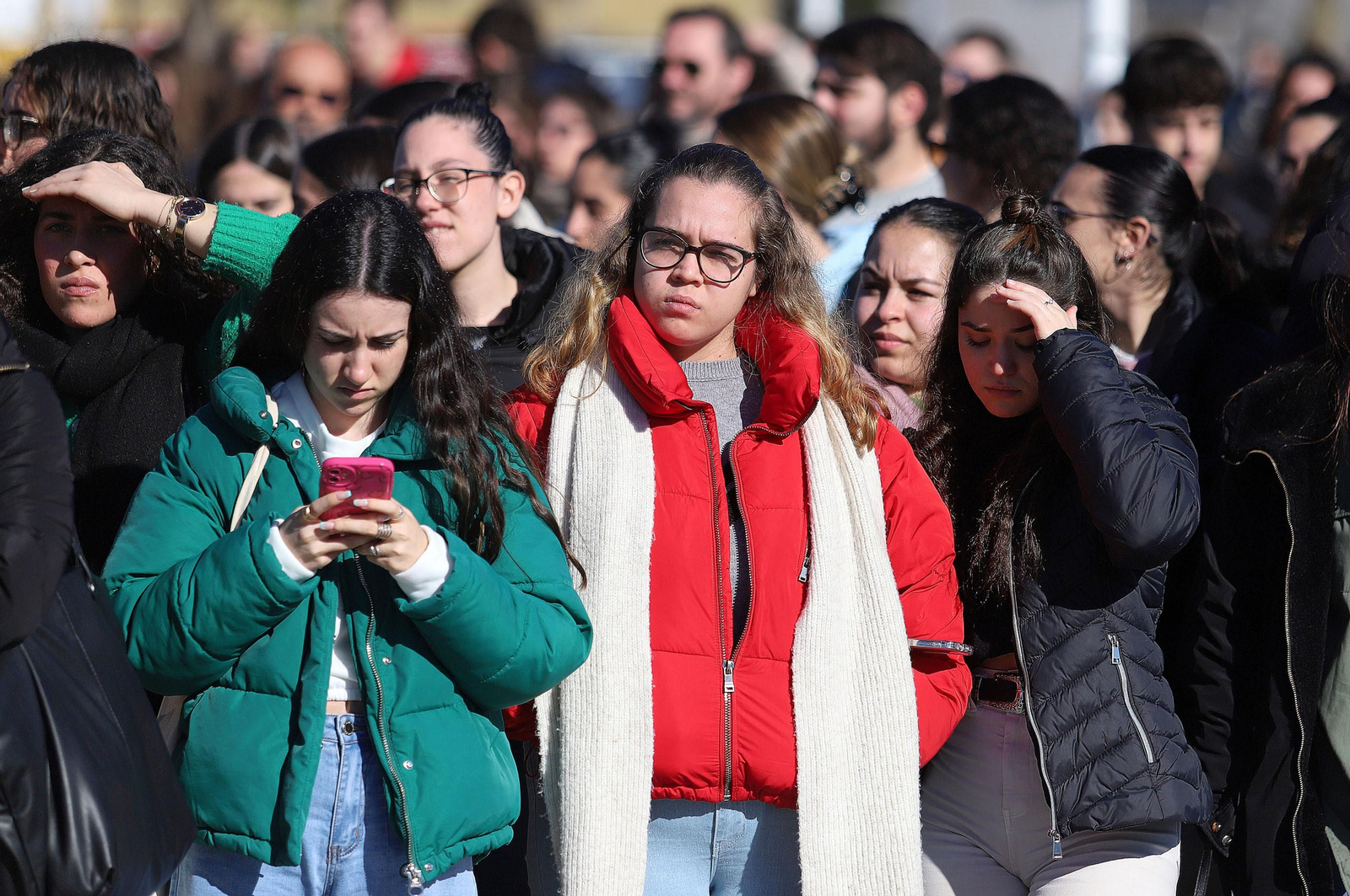 Imágenes del minuto de silencio guardado en la Universidad de Huelva en memoria de los estudiantes fallecidos en el incendio