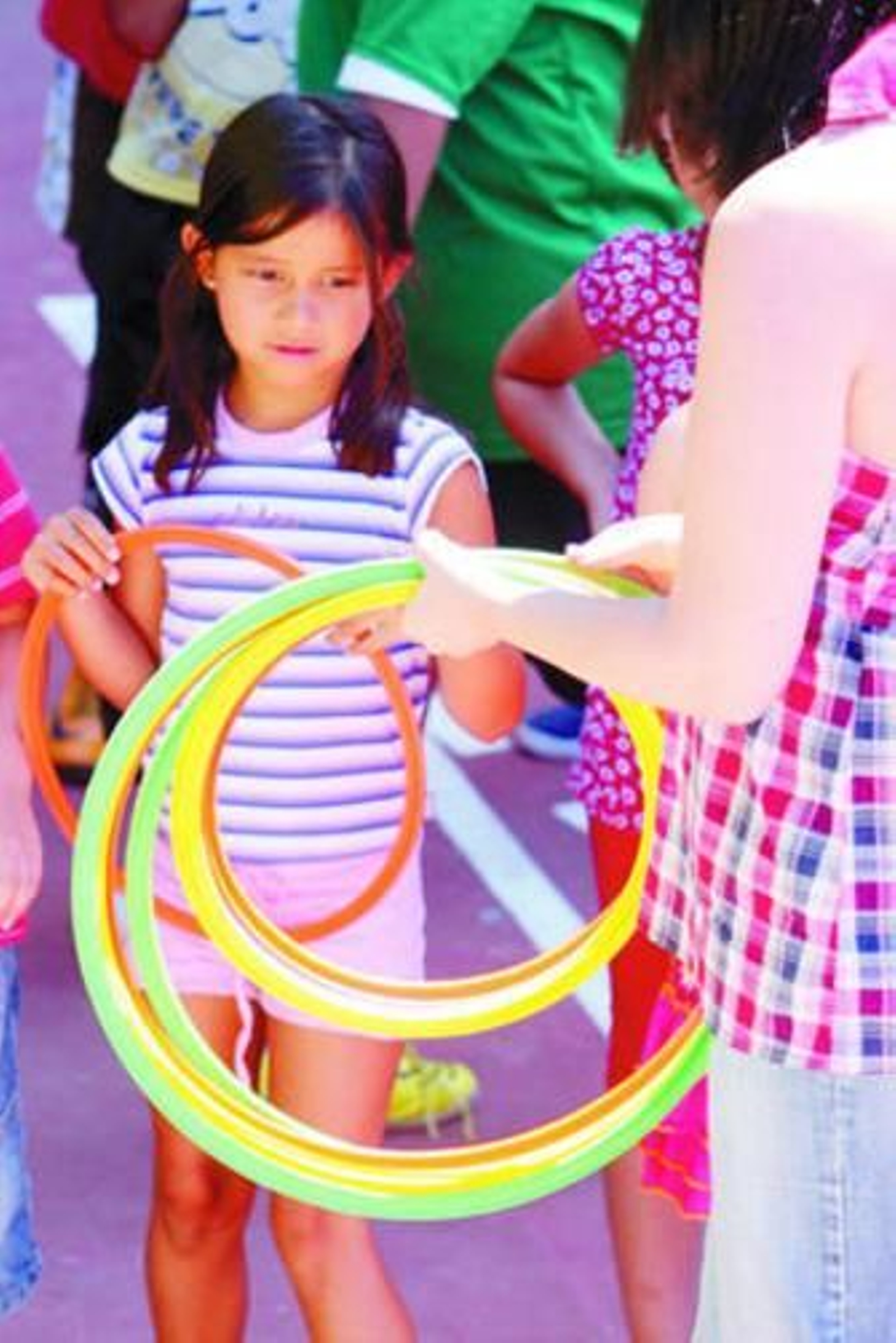 Los niños y niñas de Huelva capital se divierten mientras participan en diversas actividades lúdicas propuestas por la Escuela de Verano de la Asociación de Vecinos Poligono San Sebastián.