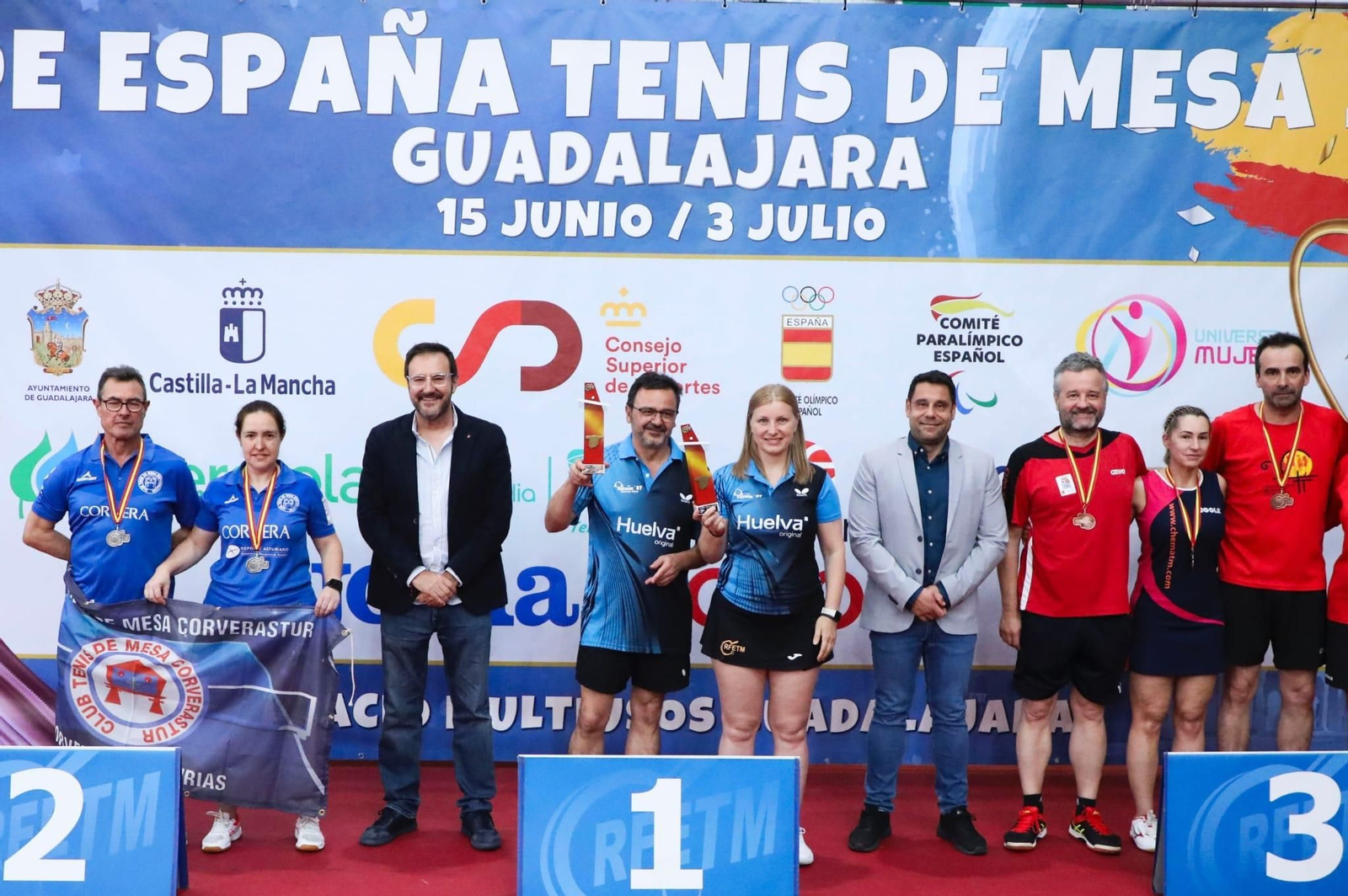 El dobles mixto posa en lo más alto del podio.