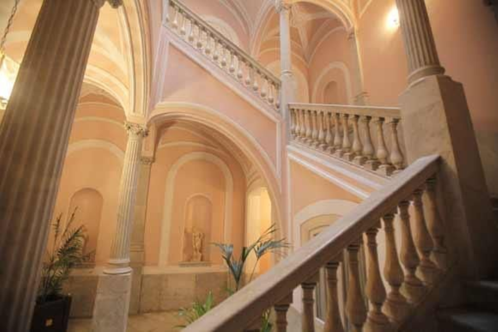 El inmueble, situado en la esquina de las calles Novena y Barrié, esobra del arquitecto Fernando Ortiz Vierna y fue construido en la segunda mitad del siglo XIX. Actualmente alberga  cuatro viviendas y un hermoso patio

Foto: Jesus Marin