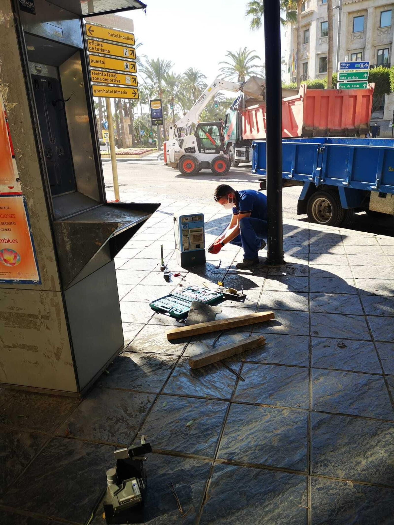 Desmontaje del teléfono público situado en el Paseo
